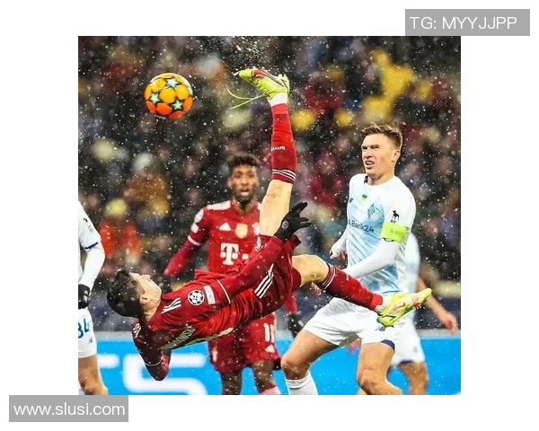 足球明星在比赛中绑鞋带的高清图片展示与背后的故事解析 足球明星在比赛中绑鞋带的高清图片展示与背后的故事解析