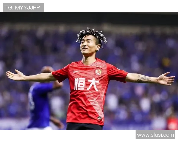 足球明星归国引发热议球迷期待新赛季精彩表现 足球明星归国引发热议球迷期待新赛季精彩表现